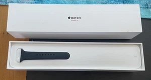 Apple Watch Series 3 GPS 38mm kosmiczna szarość – tylko pudełko z częściowym czarnym paskiem - Zdjęcie 1 z 6