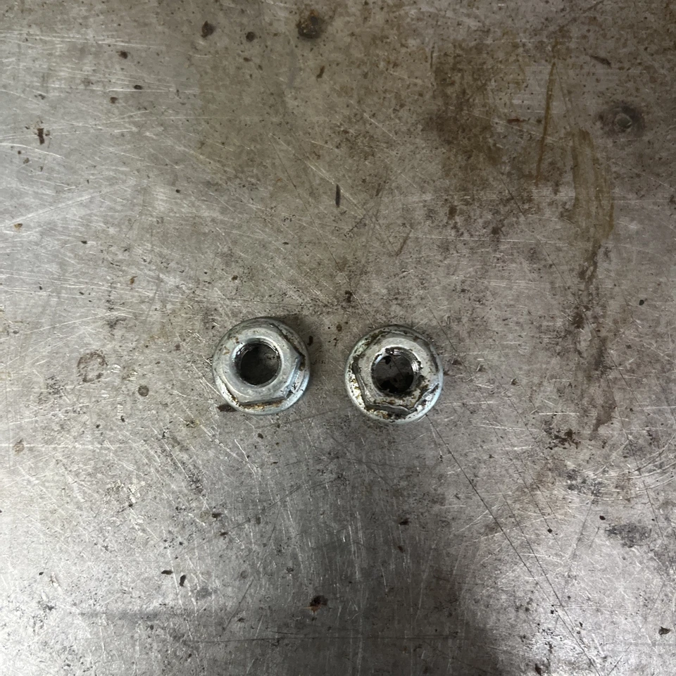 Tuercas de barra de tiburón de madera Poulan 1950 Foto 1 de 1