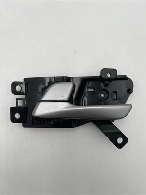 Оригинальная левая передняя внутренняя дверная ручка для Hyundai Sonata 2015–2017 годов выпуска 82610C1000 - Изображение 1 из 4