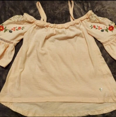Blusa Guess Kids Off The Shoulder Rosa Renda Floral Boho Bordada Meninas Tamanho M - Imagem 1 de 3