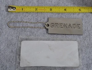 NEU MIT ETIKETT GRANATENHANDSCHUHE METALL SCHLÜSSELANHÄNGER 9 $ silber geprägtes Granatenlogo schwer - Bild 1 von 2