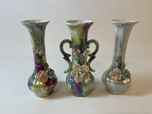 Menge 3 blaue Blumenvasen mit 3-D Blumenmuster 7" hoch - Bild 1 von 3