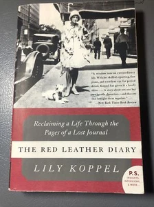 The Red Leather Diary: Reclaiming a Life Through.. Lily Koppel 2008 Paperback - Foto 1 di 8