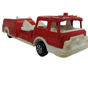 Camión de bomberos Tootsie Toy de la década de 1970 con escalera aérea para piezas restauración incompleta - Imagen 1 de 10