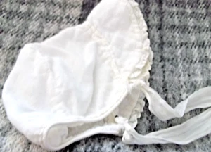 White w/ Swiss Dots Embroided & Ribbon Ties Baby Bonnet Hat Vintage Lined Lovely - Picture 1 of 4