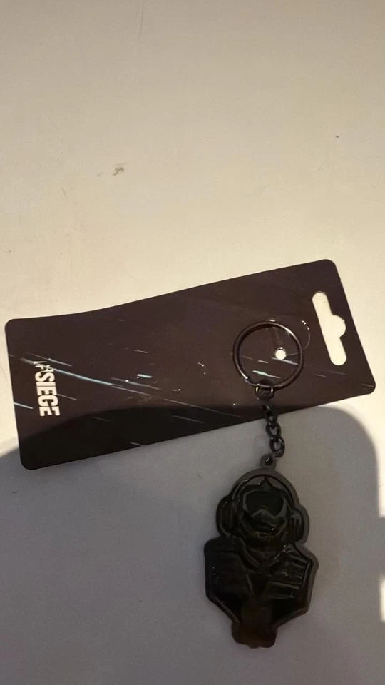 39 x Official Tom Clancy's Rainbow Six 6 Siege Logo Keyring New - Image 1 of 3