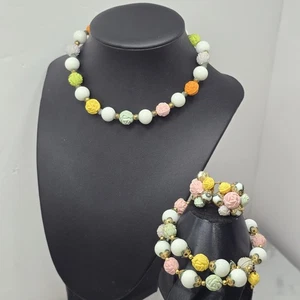 Collana Vintage Legno Intagliato Perline Lucite Fiori Colorati Floreale Verde Arancione 3 Pezzi - Foto 1 di 6