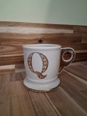 Taza de café estilo afeitado Anthropologie oro monograma inicial "Q"  Foto 1 de 4