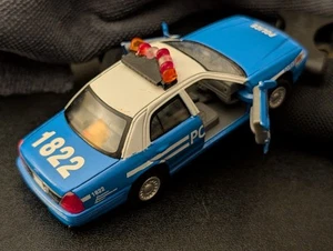 UNGLAUBLICHES FORD CROWN VICTORIA INTERCEPTOR POLIZEIAUTO IM MASSSTAB 1:42 SEHR GUTER ZUSTAND  - Bild 1 von 24
