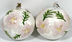 2 Vintage Polen JUMBO Glas handbemalt weiß rosa Blumen 5" Kugel Ornamente Set - Bild 1 von 20
