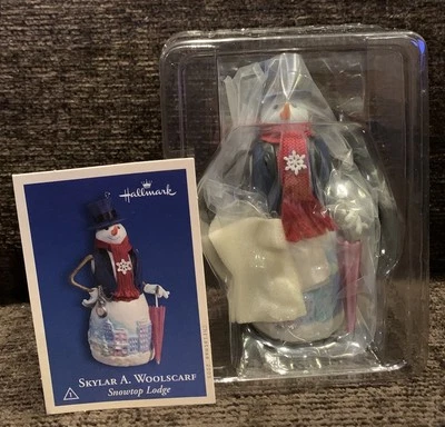 Hallmark Ornament Skylar A Woolscarf Snowtop Lodge 2005 1er en serie nuevo en caja Foto 1 de 4