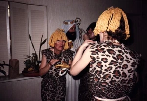 Vintage 1985 Foto Halloween Party Kostüm Höhlenfrau - Bild 1 von 1