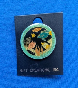 Lapel Pin Aquarium of the Americas New Orleans Louisiana Coral Reef Fish Button - Imagen 1 de 4