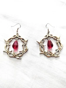 BARBED WIRE / BARB WIRE BLOOD RED CRYSTAL DROP USA PEWTER DANGLING HOOP EARRINGS - Picture 1 of 4