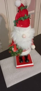 KURT ADLER-2023-9" CHRISTMAS GNOME NUTCRACKER WITH WREATH-NEW IN BOX - Picture 1 of 1