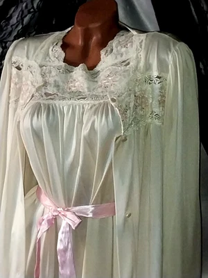 VTG SILKY NYLON SHADOWLINE PEIGNOIR PINK FLORAL LACE NIGHTGOWN ROBE Set - Image 1 of 4