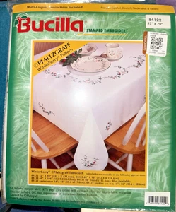 Bucilla Mantel Bordado Estampado Winterberry 52 x 70 Kit Sellado Completo - Imagen 1 de 5