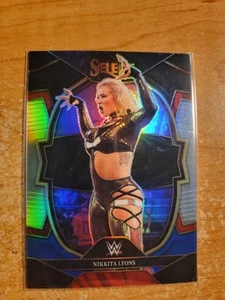 Panini Select WWE 2023 Black & Blue Prizms Nikkita Lyons 28/49 #75 - Imagen 1 de 1