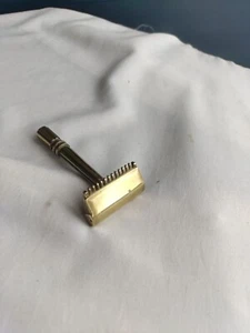 Bella gemma micromatica pettine aperto tipo tono oro (ottone?) Rasoio di sicurezza SE - Foto 1 di 12