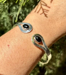 Brazalete brazalete de ónix negro natural chapado en plata de ley 925, joyerí... - Imagen 1 de 6