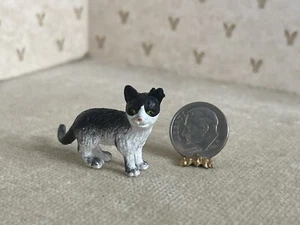 casa de muñecas escala 1:12 gato blanco y negro plástico  - Imagen 1 de 5
