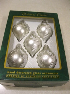 Vintage Christmas Classics Commodore Teardrop Ornaments Silver w/Flowers/Glitter - Picture 1 of 7