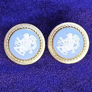 Klassische Vintage Wedgwood blaue Jasperware Cherub goldgefüllte Ohrringe von Van Dell - Bild 1 von 13