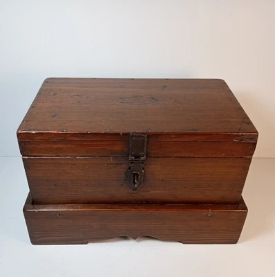 coffre en bois ancien - Photo 1/4