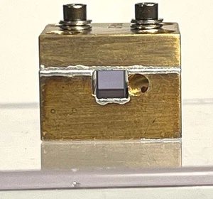 Kohärent? Riesiges Vanadate? Kristall in Montierung. 5x5x17mm - Bild 1 von 12