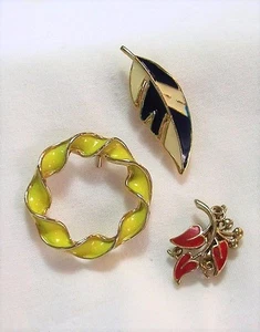 3 PC LOT VINTAGE ENAMEL GOLDTONE BROOCHES FEATHER FLORAL LEAVES CIRCLE BEAUTIES - Picture 1 of 4