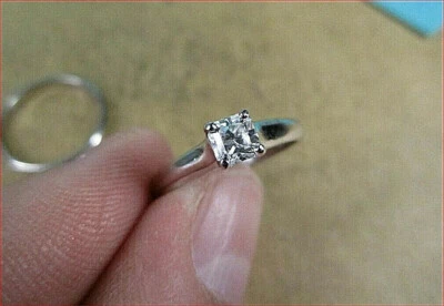 Anillo de compromiso Tiffany & Co Lucida diamante corte cuadrado platino .55ct Foto 1 de 4