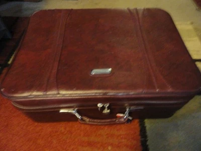 VTG 1970'S BURGUNDY AMERICAN TOURISTER LARGE SOFT SUITCASE WHEELS/TAG/LOCK 26X18 - Image 1 of 4