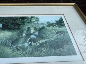 VINTAGE MICHAEL N OXENHAM SIGNIERTER DRUCK KÜHE RINDER ÜBER FLUSS GERAHMT - Bild 1 von 6