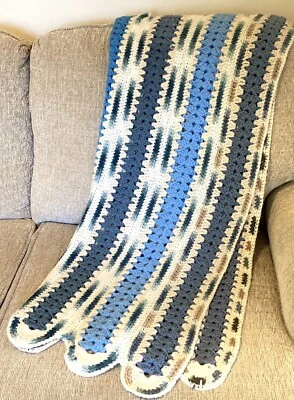 Manta de bebé de colección ganchillo a mano afgano regazo borde festoneado azul crema tostado Foto 1 de 4