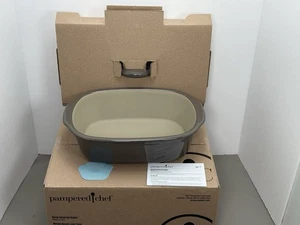 Cazuela Pampered Chef #1437 PANADERO CUBIERTO PROFUNDO Tapa de plato de gres GRIS NUEVA EN CAJA - Imagen 1 de 9