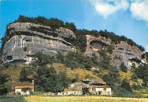 24 LES EYZIES LES GRANDS ROCHERS - Picture 1 of 2