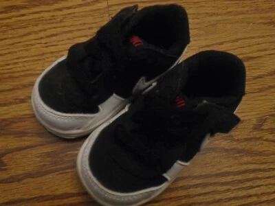 Nike talla 3 negro y blanco bebé/niño pequeño gancho y bucle cierre zapatos deportivos Ex. Foto 1 de 4