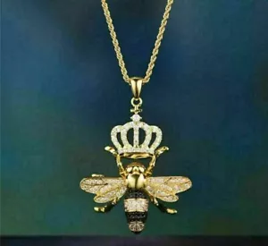 Colgante de abeja reina diamante creado en laboratorio corte redondo de 1,30 quilates enchapado en oro amarillo de 14 quilates - Imagen 1 de 4