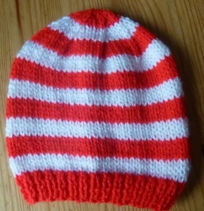 ARSENAL FOOTBALL COLOURS 0 TO 3 MONTHS BABY BEANIE HAT HAND KNITTED RED/ WHITE - Picture 1 of 1