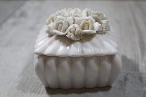 VINTAGE I.W. RICE JAPAN RED/WHITE PORCELAIN FLORAL TRINKET BOX - Picture 1 of 9