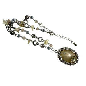 Vintage Perlenkette mit silberfarbener Kette & ovaler Form Blumen Anhänger - Bild 1 von 23