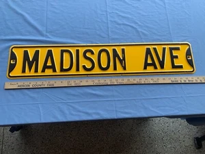 NOS Vtg MADISON AVE Street/Road Sign 32 "x 6" Pressed/Embossed/Raised Steel - Imagen 1 de 4