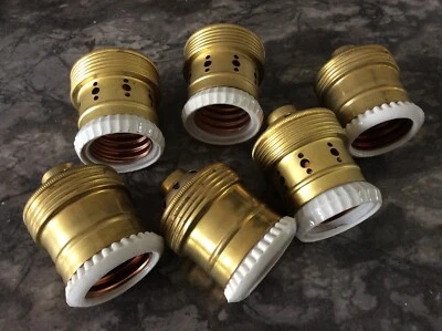 lot de 6 anciennes douilles laiton et porcelaine pour anciennes lampes . - Photo 1/4