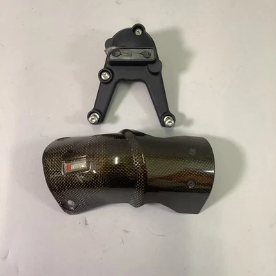 Cubierta de carbono Akrapovic para escape BMW HP 77117723814 Foto 1 de 4