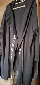 MIA MODE LONG JACKE, LONG SWEATJACKE MIT KAPUZE, SCHRIFTZUG, SCHWARZ, GR.58 - Bild 1 von 3