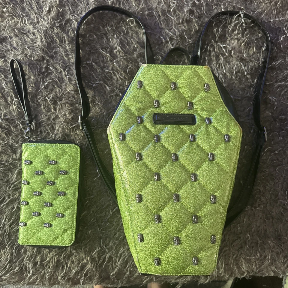 Mochila y billetera verde ataúd acolchado Frankenstein tachonado rebelde para muñecas Kill Rock Foto 1 de 4