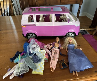 Furgoneta Volkswagen MicroBus vintage 2002 Mattel Barbie rosa con 3 Barbies y ropa Foto 1 de 4