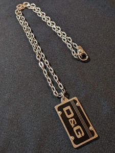 Collar Dolce&Gabbana Hombres Diseño de Placa D&G Logo Lujo Elegante Diseño Italiano - Imagen 1 de 3