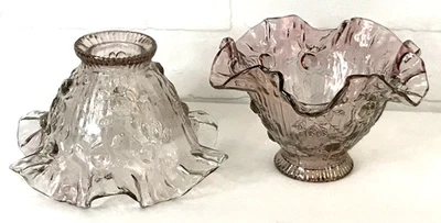 2 PANTALLA DE LÁMPARA DE VIDRIO PÚRPURA VINTAGE ESTAMPADOS ROSAS VOLANTE BORDE FESTONEADO Foto 1 de 4