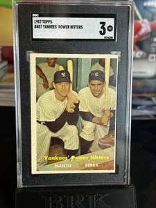 1957 Topps #407 Yankees Power Hitters Mickey Mantle Yogi Berra HOF - SGC 3 - Foto 1 di 1